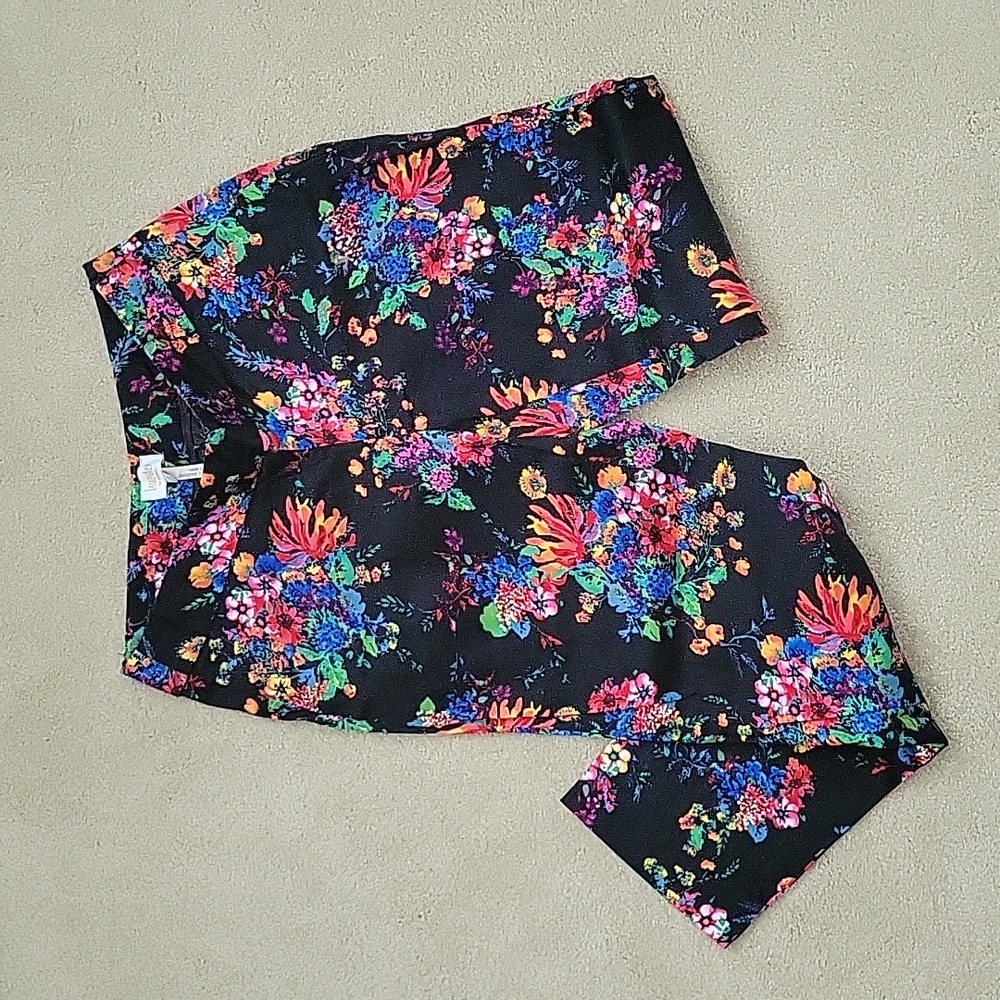 Laundry by Shelli Segal Black Flower Capris